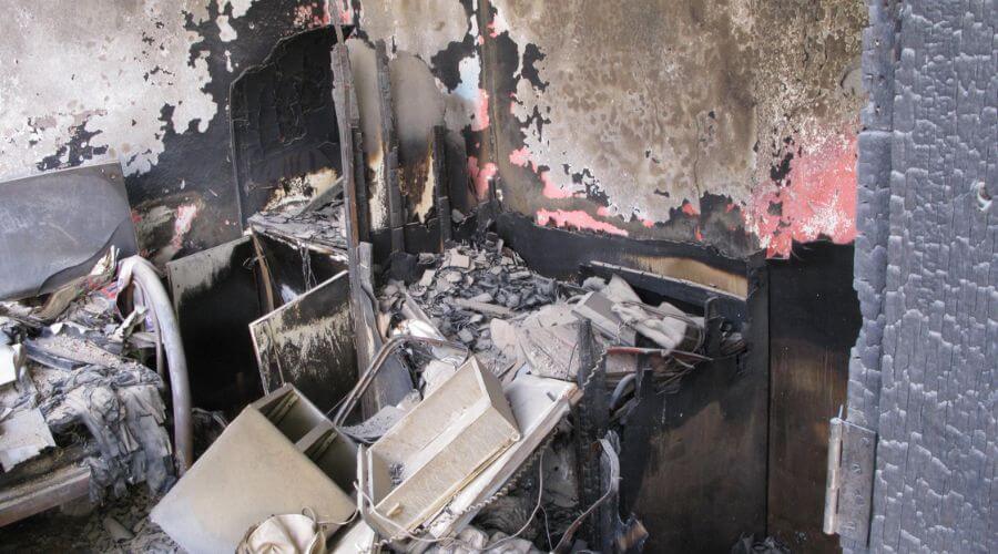 Why choose water damage restoration service for emergency water extraction services in Glen Burnie